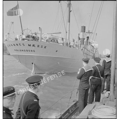 Une vedette de la police de la navigation se dirige vers le cargo danois Johannes Maersk pour le prendre en charge après sa saisie par la Royal Navy.