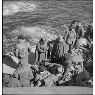 Soldats de la 1re division légère de chasseurs (DLCh) à bord d'un navire britannique.