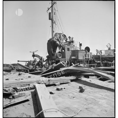 Dégâts et destructions dans le port de la ville de Flessingue.