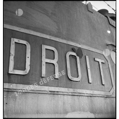 Impact d'un éclat de bombe sur la coque du torpilleur L'Adroit.