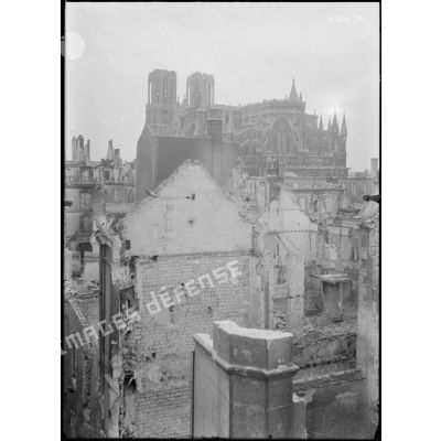 Reims : vue panoramique des ruines, quartier de l’université et de la cathédrale prise du toit d’une maison. [légende d’origine]