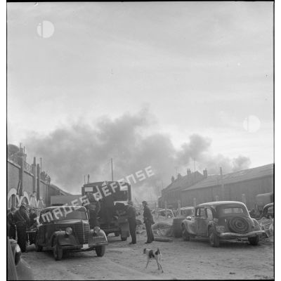 Evacuation d'un blessé vers un poste de secours dans Dunkerque.