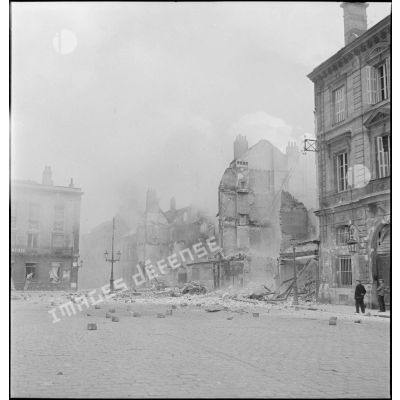 La place Jean Bart à Dunkerque après un bombardement.