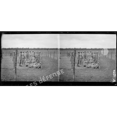 La Croix-en-Champagne (Marne) : officiers prisonniers parqués dans un enclos. [légende d’origine]