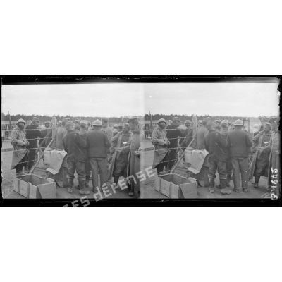 La Croix-en-Champagne (Marne) : officiers prisonniers parqués dans un enclos, distribution de vivres. [légende d’origine]