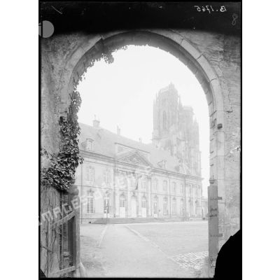 Toul (Meurthe-et-Moselle), l’hôtel de ville et la cathédrale. [légende d’origine]