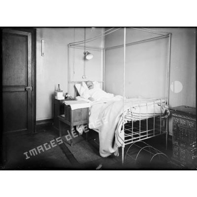 Toul (Meurthe-et-Moselle), hôpital Gama, capitaine aviateur blessé (chambre où mourut le sénateur Raymond). [légende d’origine]