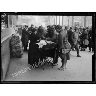 Paris, gare de l’est : les soldats arrivant de permission achètent des bagues en aluminium. [légende d’origine]