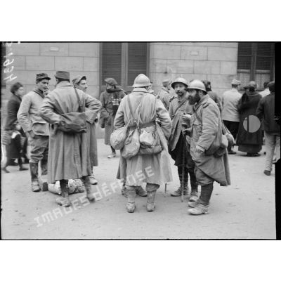 Paris, gare de l’est : les soldats se consultent sur l’itinéraire. [légende d’origine]