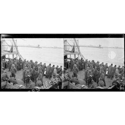 Soldats à bord d'un navire en face de Casablanca. [légende d'origine]