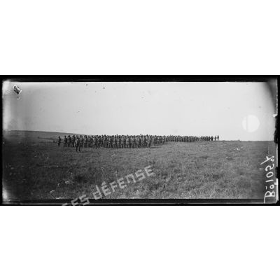 Chéry-Chartreuve (Aisne), camp d'instruction sénégalais, le rassemblement d'un bataillon avant le défilé. [légende d’origine]