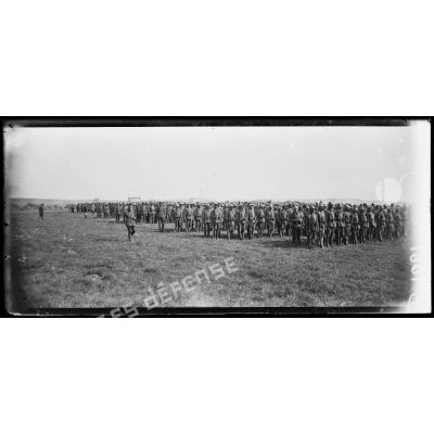 Chéry-Chartreuve (Aisne), camp d'instruction sénégalais, le bataillon est rassemblé après avoir défilé. [légende d’origine]