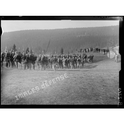 Vosges, chasseurs alpins se préparant à la manœuvre. [légende d’origine]