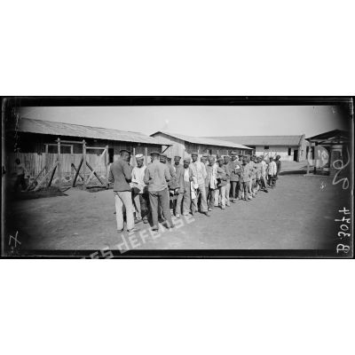 Casablanca, dépôt de prisonniers allemands la visite des effets. [légende d’origine]