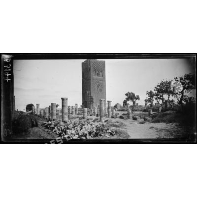 Rabat, la tour Hassan et les colonnes ruinées d’une ancienne mosquée. [légende d’origine]