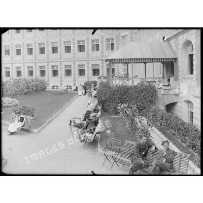 Neuilly, hôpital américain, un coin du jardin avec pavillon. [légende d’origine]