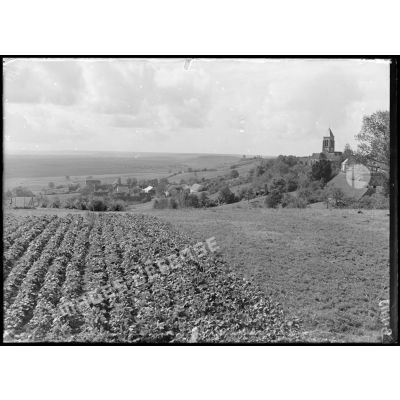 Allemant (Marne), village et panorama sur la plaine de l’Aube. [légende d’origine]