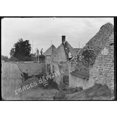 Morains-le-Petit. Un coin du village. Réparation des maisons incendiées par les Allemands en septembre 1914. [légende d’origine]