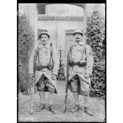 Regret (Meuse). Les soldats Bourillon, Pierre et Ducros décorés de la médaille militaire. [légende d'origine]