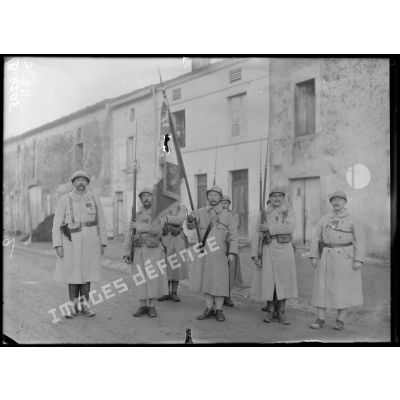 Regret (Meuse). Le drapeau du régiment colonial du Maroc décoré de la Légion d'Honneur et de la Croix de guerre. A gauche, le commandant Nicolaï. [légende d'origine]