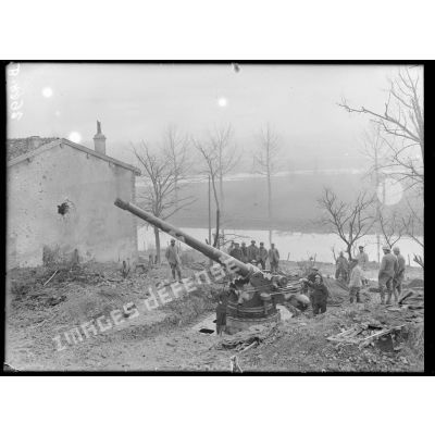 Belleville (Meuse), canon de 164 de marine décamouflé. [légende d’origine]