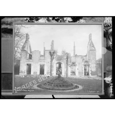Petit Palais, le manoir des Fontaines à Baron (Oise), propriété d’Alberic Magnard. [légende d’origine]