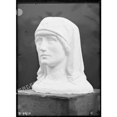 Paris, Salon des Armées, Mon infirmière, buste plâtre, par Chauvel. [légende d’origine]