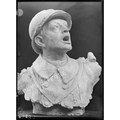 Paris, Salon des Armées, Etude de poilu, buste plâtre par Chauvel. [légende d’origine]