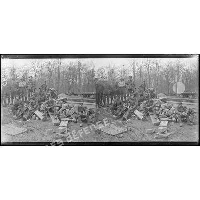 En gare de Longpont (Aisne), groupe de soldats anglais attendant leur embarquement. [légende d’origine]