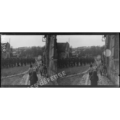 Coeuvres (Aisne), femmes et enfants regardant passer les troupes. [légende d’origine]