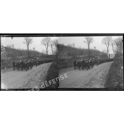 Sur la route de Villers-Cotterêts (Aisne), régiment anglais revenant musique en tête de l'attaque allemande. [légende d’origine]