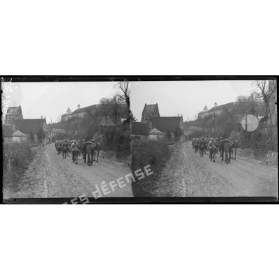 Sur la route de Villers-Cotterêts (Aisne), régiment anglais rentrant dans un village en revenant des lignes. [légende d’origine]