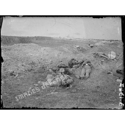Les anciennes tranchées de 1re ligne. Des soldats morts au champ d'honneur. [légende d'origine]