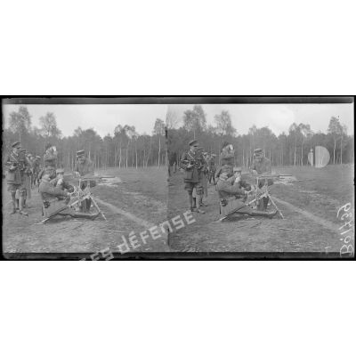 Camp d'instruction des mitrailleurs anglais. Officier tirant avec une mitrailleuse française. [légende d'origine]