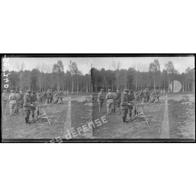 Camp d'instruction des mitrailleurs anglais. Officiers examinant une mitrailleuse française. [légende d'origine]