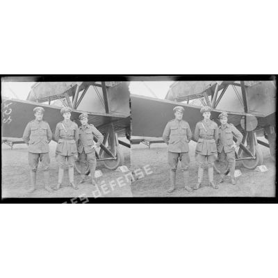 Camp anglais d'aviation. Le capitaine Digby, son bombardier et son mitrailleur qui ont effectué le dernier bombardement de Cologne. [légende d'origine]