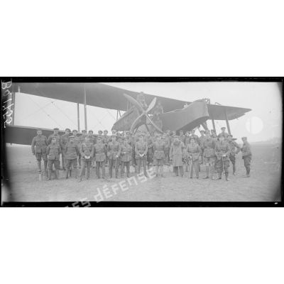 Camp anglais d'aviation. Les officiers et les soldats aviateurs; au centre, le commandant du camp ; à sa gauche, le capitaine Digby. [légende d'origine]