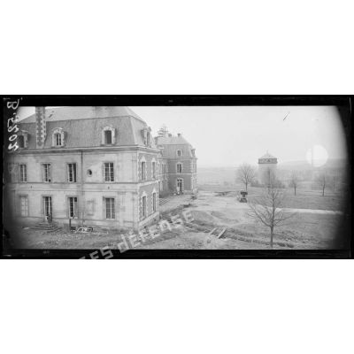 Château du Mont-Renaud (Oise) au sud de Noyon. Pillé par les Allemands avant leur départ. Ancien QG d'une brigade. [légende d'origine]