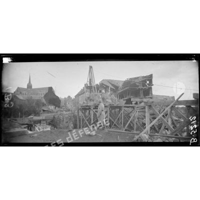 Ham (Somme), réparation d'un pont dynamité par les Allemands. [légende d'origine]