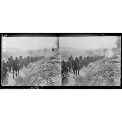 Environs de Bazoches (Aisne), passage de prisonniers allemands sur la route de Soissons. [légende d’origine]