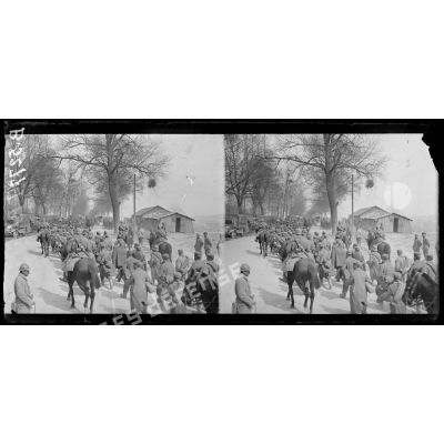 Environs de Bazoches (Aisne), passage de prisonniers allemands sur la route de Soissons. [légende d’origine]