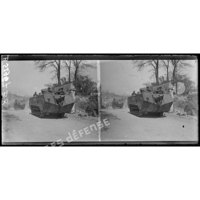 Missy-sur-Aisne (Aisne). Les tanks en marche. [légende d'origine]
