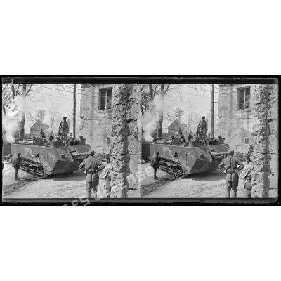 Condé-sur-Aisne (Aisne). Les tanks dans un virage difficile. [légende d'origine]