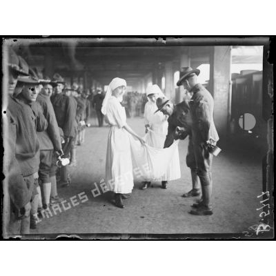 Paris. Gare d'Austerlitz.. Infirmiers donnant du café aux soldats américains. [légende d'origine]