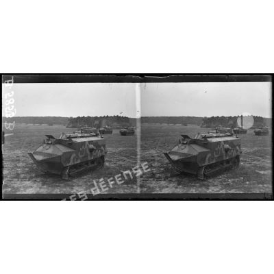 Camp d'Orrouy (Oise). Tanks défilant après la revue. [légende d'origine]