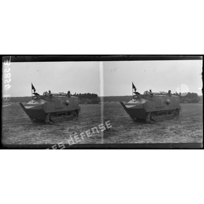 Camp d'Orrouy (Oise). Un tank Schneider. [légende d'origine]