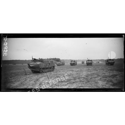 Camp d'Orrouy (Oise). Les tanks défilent après la revue. [légende d'origine]