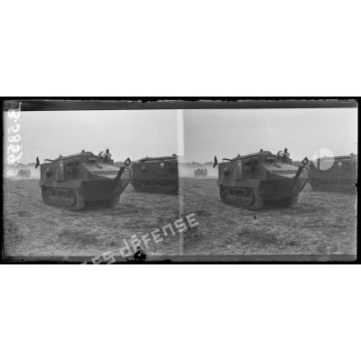 Camp d'Orrouy (Oise). Les tanks Schneider défilent. [légende d'origine]
