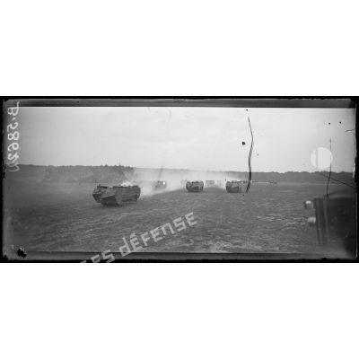 Camp d'Orrouy (Oise). Les tanks de Saint-Chamond défilent. [légende d'origine]