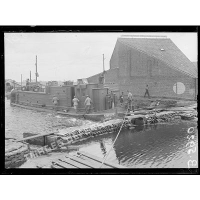 Rousbrugge (Belgique). Les bords de l'Yser, le barrage établi dans la rivière et le bateau filtre du service des eaux aux armées. [légende d'origine]